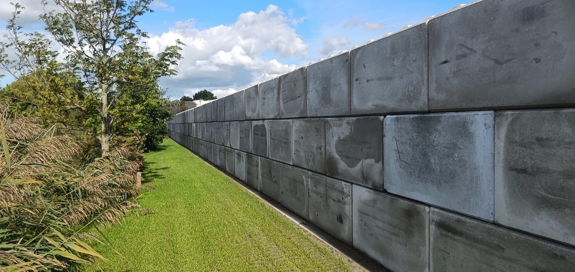 stapelbetonblokken muur met noppen